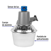 Luminario suburbano con foco LED 50W 6500K y sensor de luz